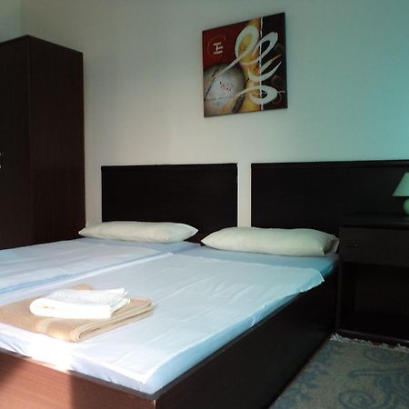 Motel Le Village Skopje Bagian luar foto